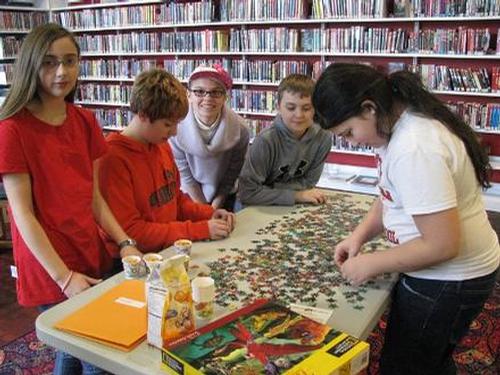 Julia LaFosse, Aidan Needle, Chelsea O’Dell, Brady Gray, & Adrianna Durand putting together a puzzle in honor of National Puzzle Day!