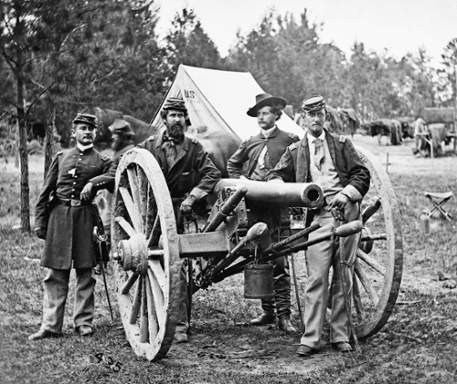 Black and white image of Civil War soldiers.